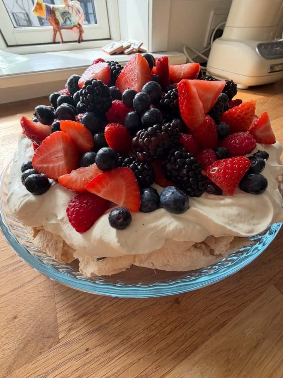 Pavlova pyntet med sommerens bær