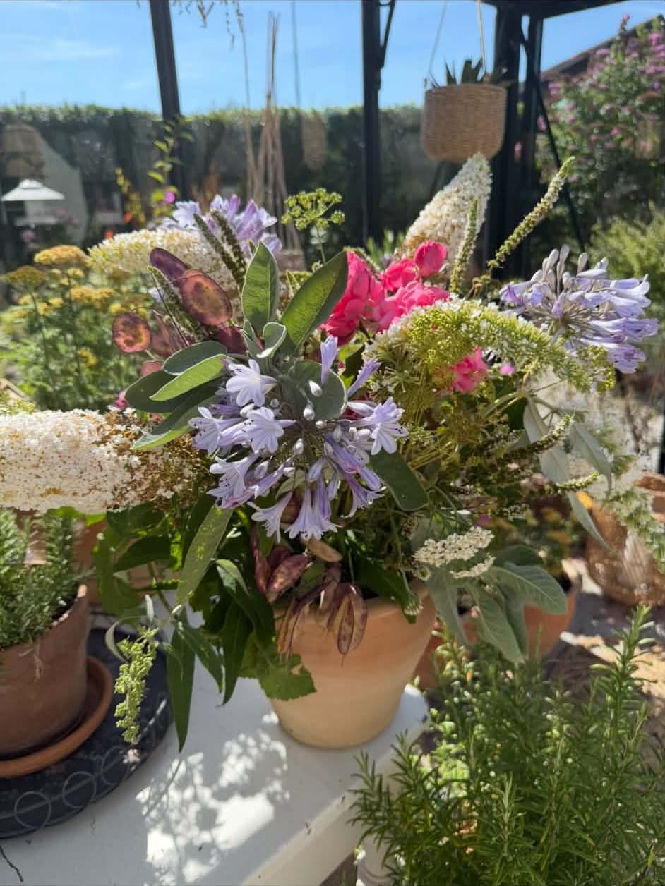 Farverig buket med blomster fra cottage-haven